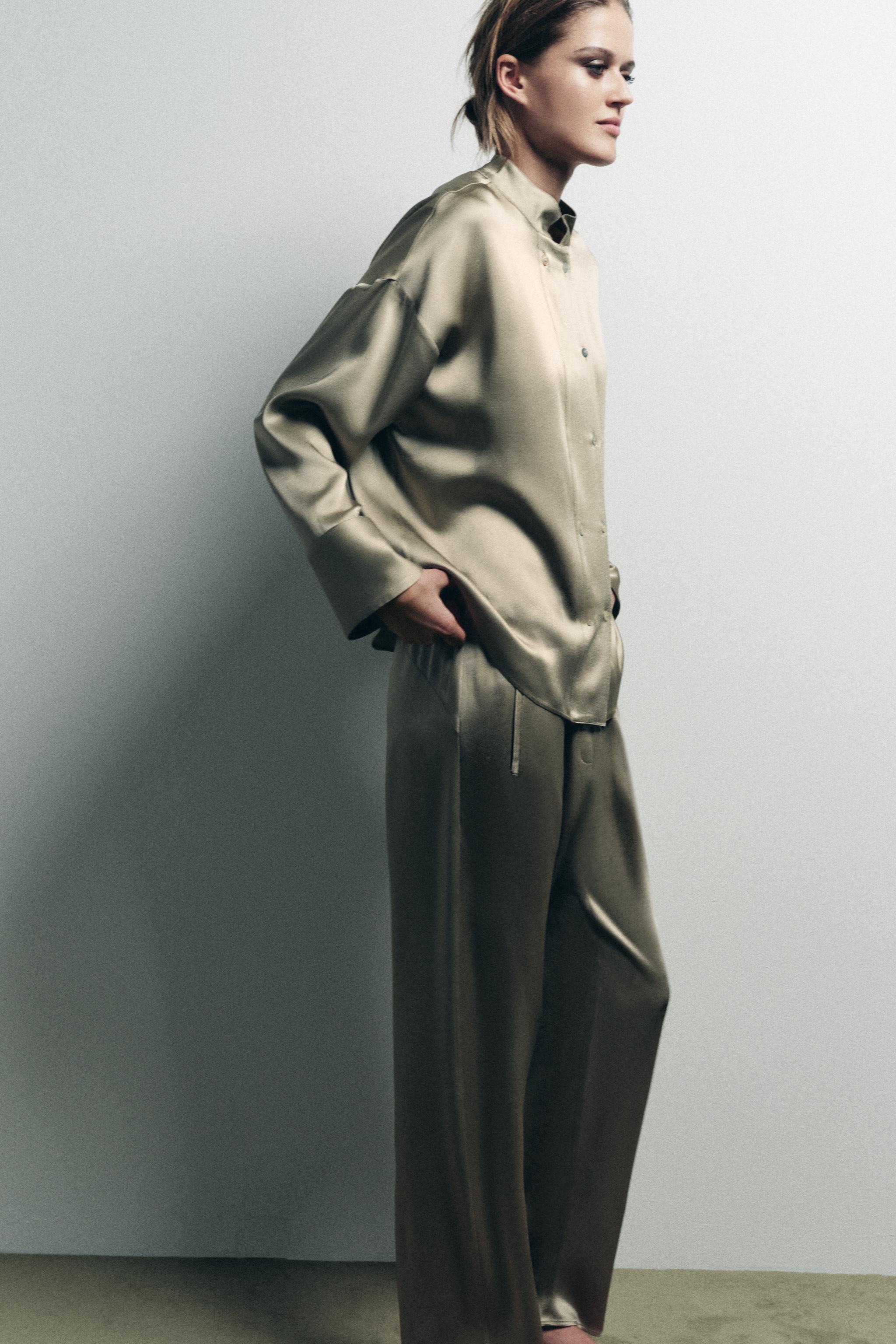 CHEMISE SATINÉE À DEUX RANGÉES DE BOUTONS